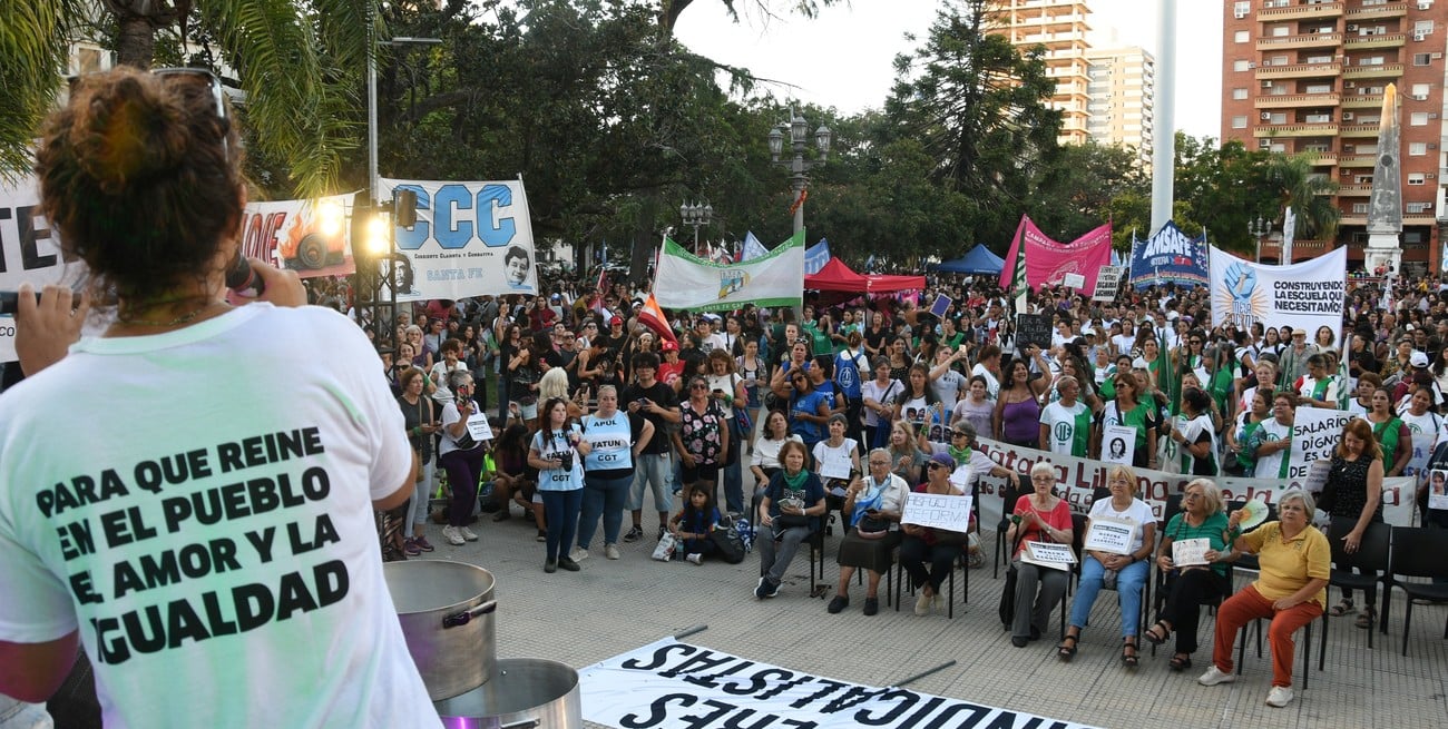 8M: también se marchó en Santa Fe en defensa de los derechos laborales