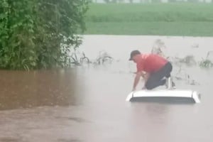 Uno de los episodios más dramáticos ocurrió en la zona de Huasa Pampa Sud, donde localizaron una camioneta Toyota Hilux casi totalmente sumergida.