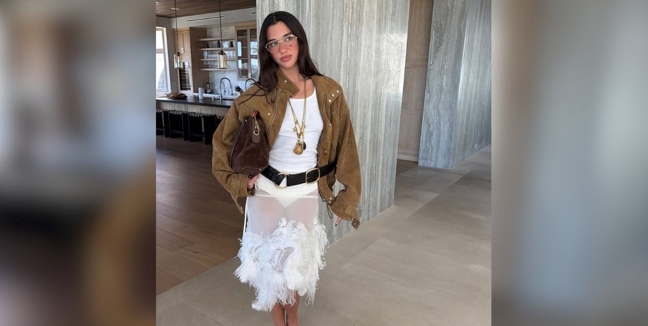Dua Lipa marca la agenda del street style: claves del outfit que fusiona transparencias y gamuza