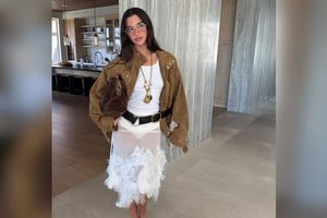 Dua Lipa marca la agenda del street style.