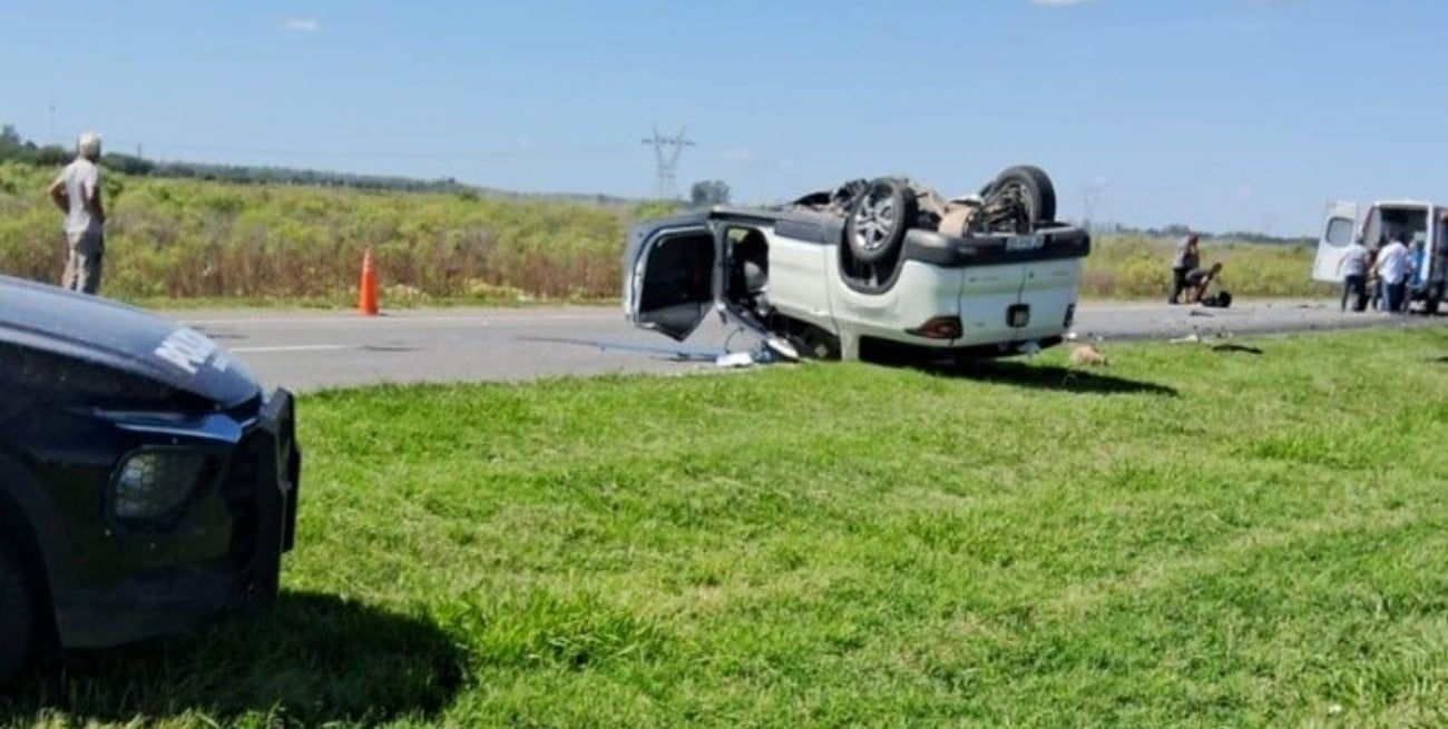 Dos muertos tras choque de un colectivo y una camioneta en la autopista Rosario–Santa Fe