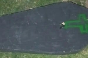 El cajón encontrado frente a la vivienda. El hecho fue descubierto el domingo por la tarde. Por el momento no surgieron novedades sobre los responsables.