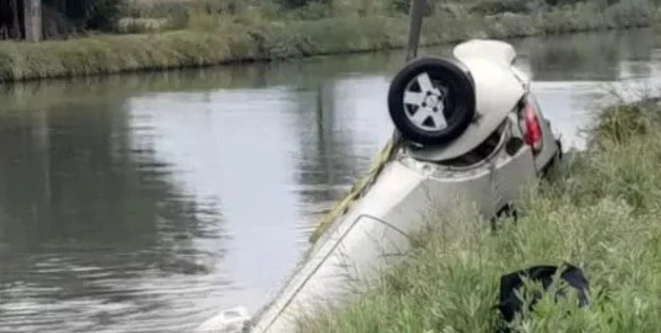 Tragedia en Río Negro: un auto cayó al canal de riego y murieron dos personas