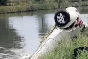 El vehículo cayó al canal principal de riego en la zona de Cervantes, y fue arrastrado por la corriente.