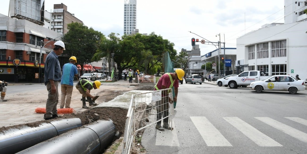 La obra más grande bajo bulevar: colocan el bypass para reparar la cloaca máxima de Santa Fe