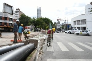 Instalan el bypass (caño negro) adonde se reconducirán los líquidos  para luego limpiar la cloaca máxima -que está bajo bulevar- y proceder a rehabilitarla mediante la metodología de "envainado".  Foto: Manuel Fabatía