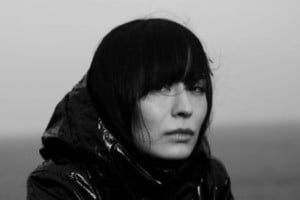 Alejada del sonido de los grandes estudios, Ott eligió y grabó la mayor parte de las piezas en un antiguo piano vertical en Reikiavik, la tierra natal del compositor. Foto: Gentileza Jonathan Gretarsson