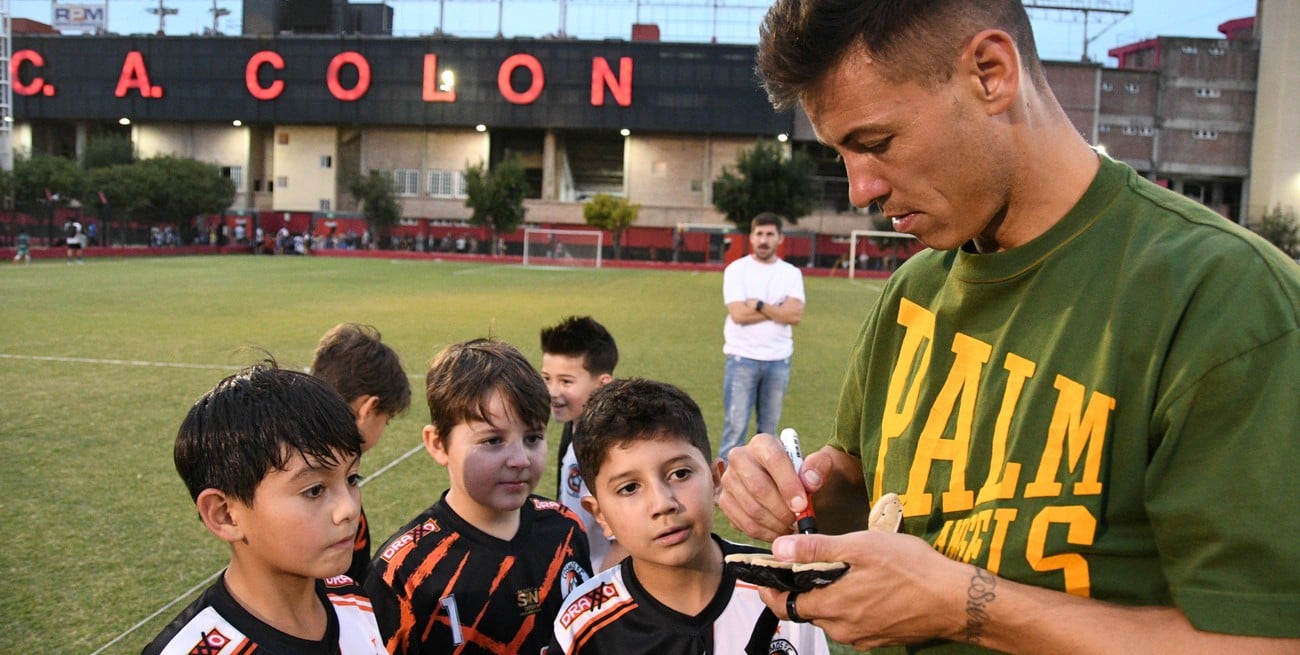 Colón abrió su torneo infantil con una fiesta de fútbol, familia y sueños