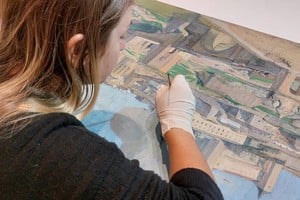 Un momento del trabajo de los especialistas. Foto: Gentileza Museo Rosa Galisteo