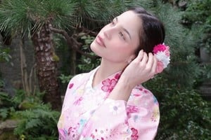 Emilia Mernes en Japón