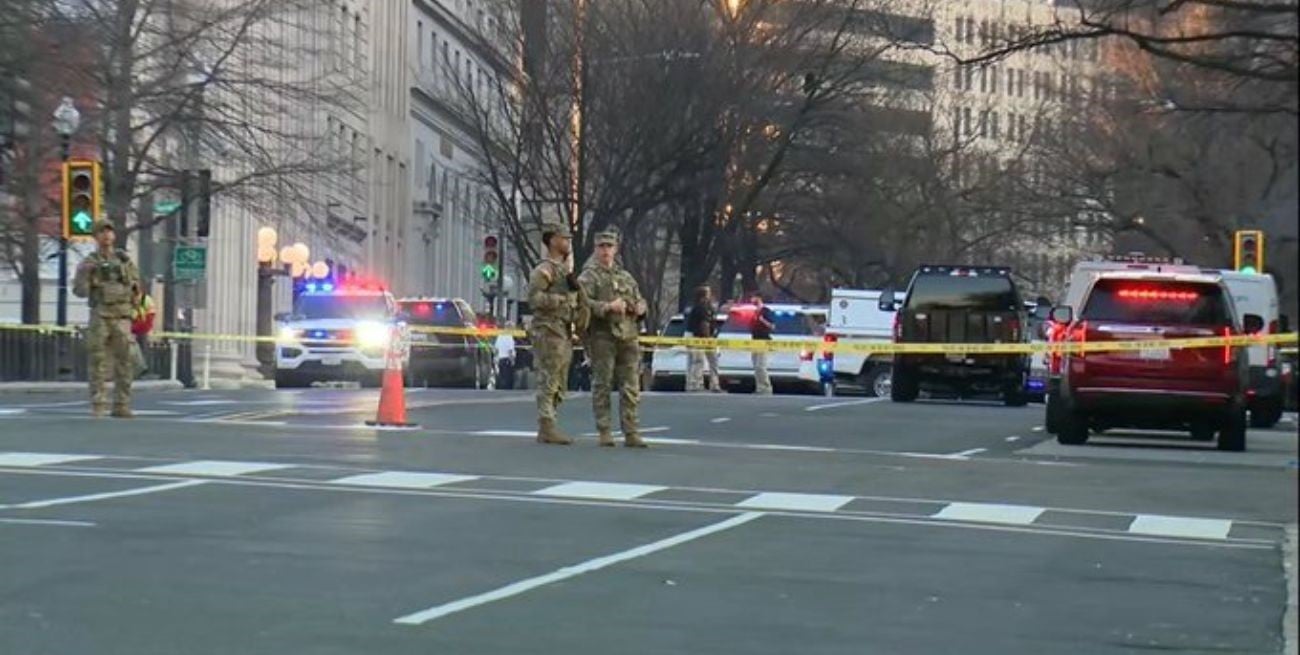 Washington: un hombre fue detenido tras estrellar su camioneta contra la barrera de seguridad de la Casa Blanca