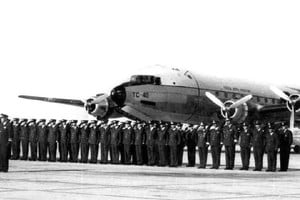 El avión y los pasajeros, en el último registro fotográfico antes del silencio. Archivo.