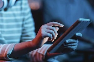 Para identificar a un "groomer" es vital entender sus métodos de acercamiento.