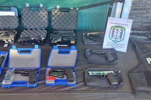 Entre lo incautado se encuentran 18 pistolas, cajas de municiones y dos automóviles. Foto: Prensa GNA