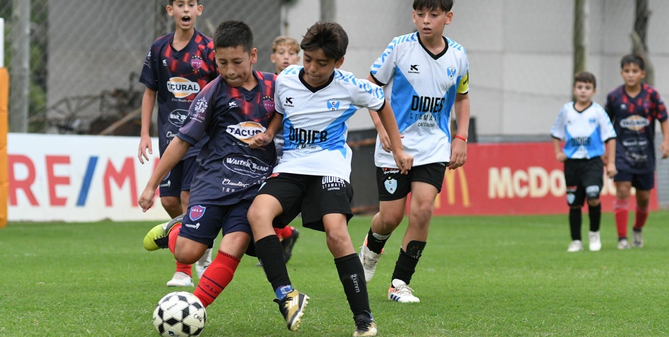 El Quillá puso en marcha la quinta edición del torneo “Tiburoncito”