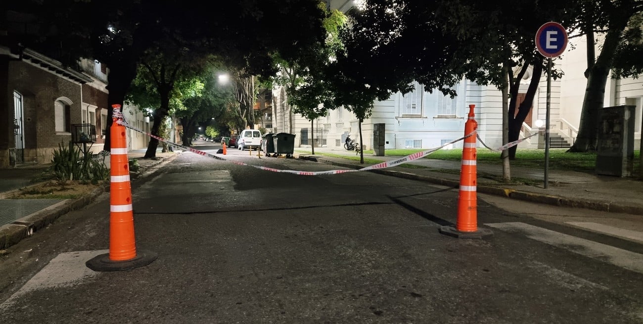 Un socavón apareció en pleno Barrio Sur y los vecinos lo señalizaron para evitar accidentes