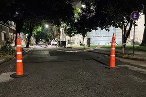 El socavón apareció en 3 de Febrero al 3000, detrás de la Legislatura provincial.