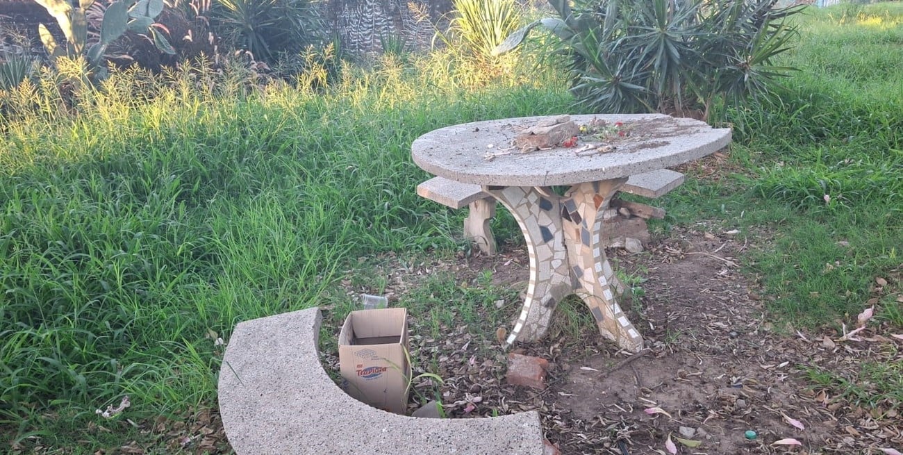 Denuncian abandono en la plazoleta Gustavo Bruzzone, a días del 24 de marzo
