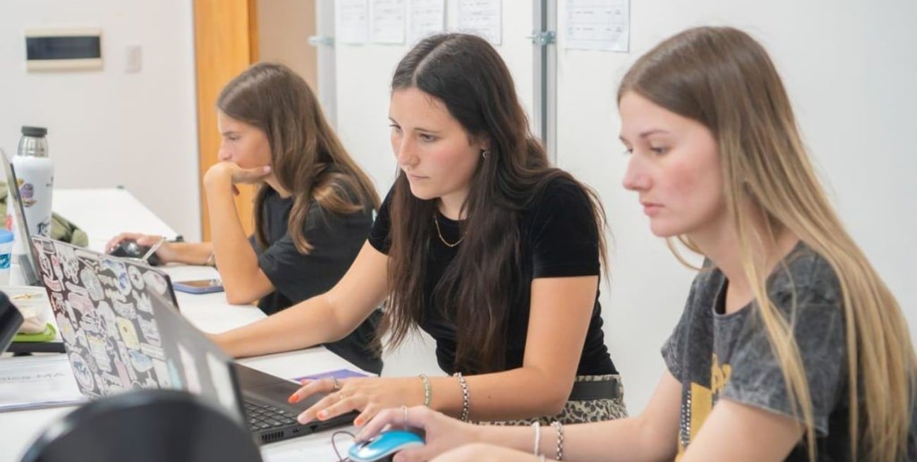 Más de 2 mil inscriptos en los primeros días para empezar la secundaria virtual en Santa Fe