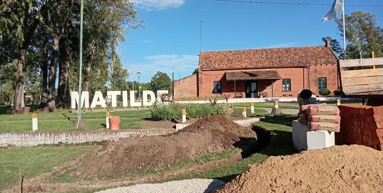 Identidad ferroviaria: Matilde pone en valor el predio de la estación con un monolito conmemorativo