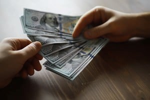El dólar cierra con mínimas variaciones en bancos y leves bajas en el blue y el MEP en Argentina.