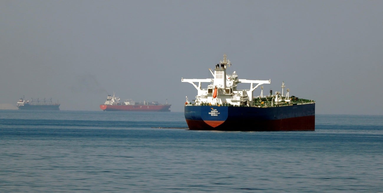 El petróleo llega a los 100 dólares tras el bloqueo de Irán en el estrecho de Ormuz