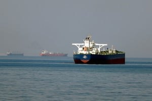 El petróleo llega a los 100 dólares tras el bloqueo de Irán en el estrecho de Ormuz. Crédito: Xinhua.