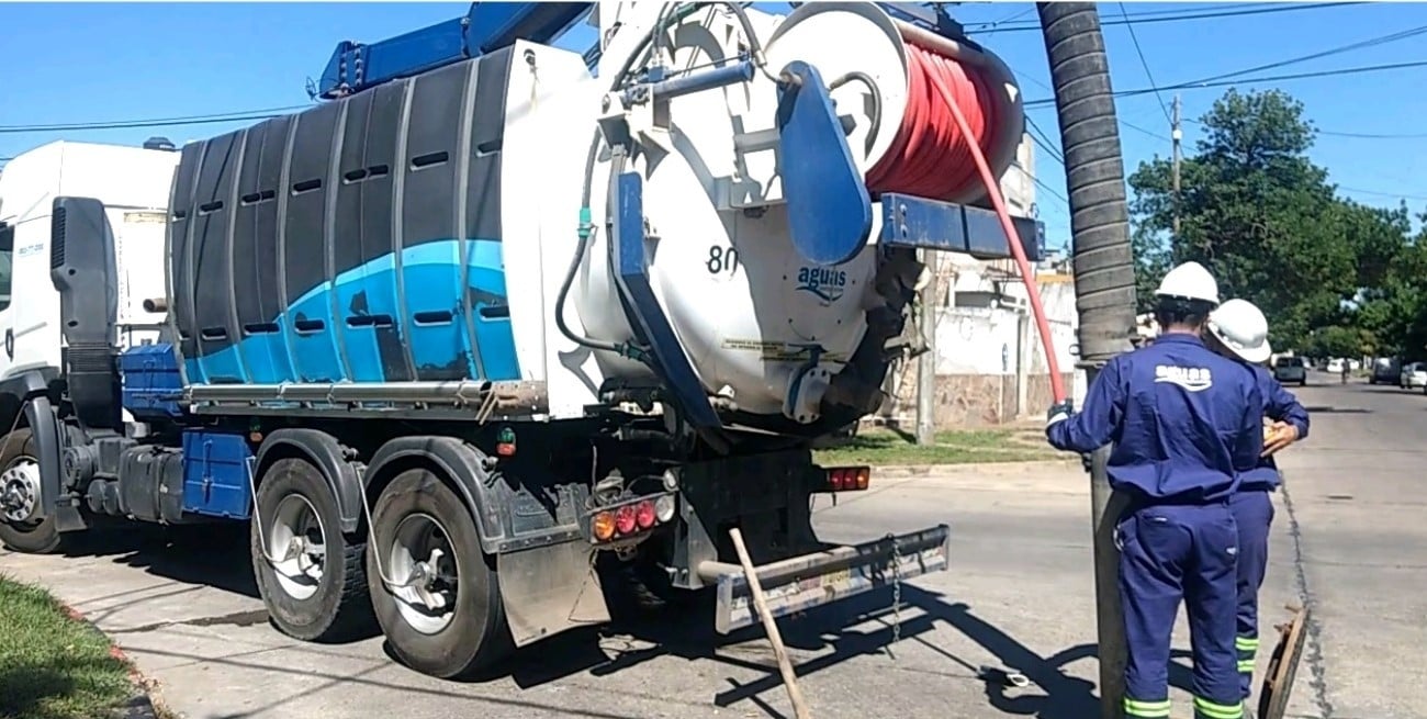 Socavón en barrio Sur: Aguas Santafesinas investiga la causa