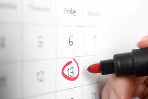 A pesar de que la ciencia no ha logrado demostrar un incremento en accidentes o desgracias durante estos días, el poder de la creencia sigue vigente. 