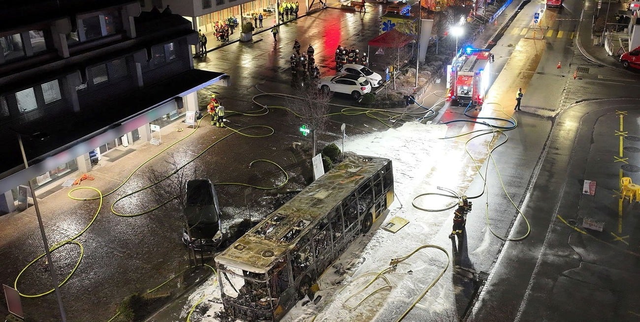 Tragedia en Suiza: el incendio de un autobús postal dejó seis muertos y cinco heridos
