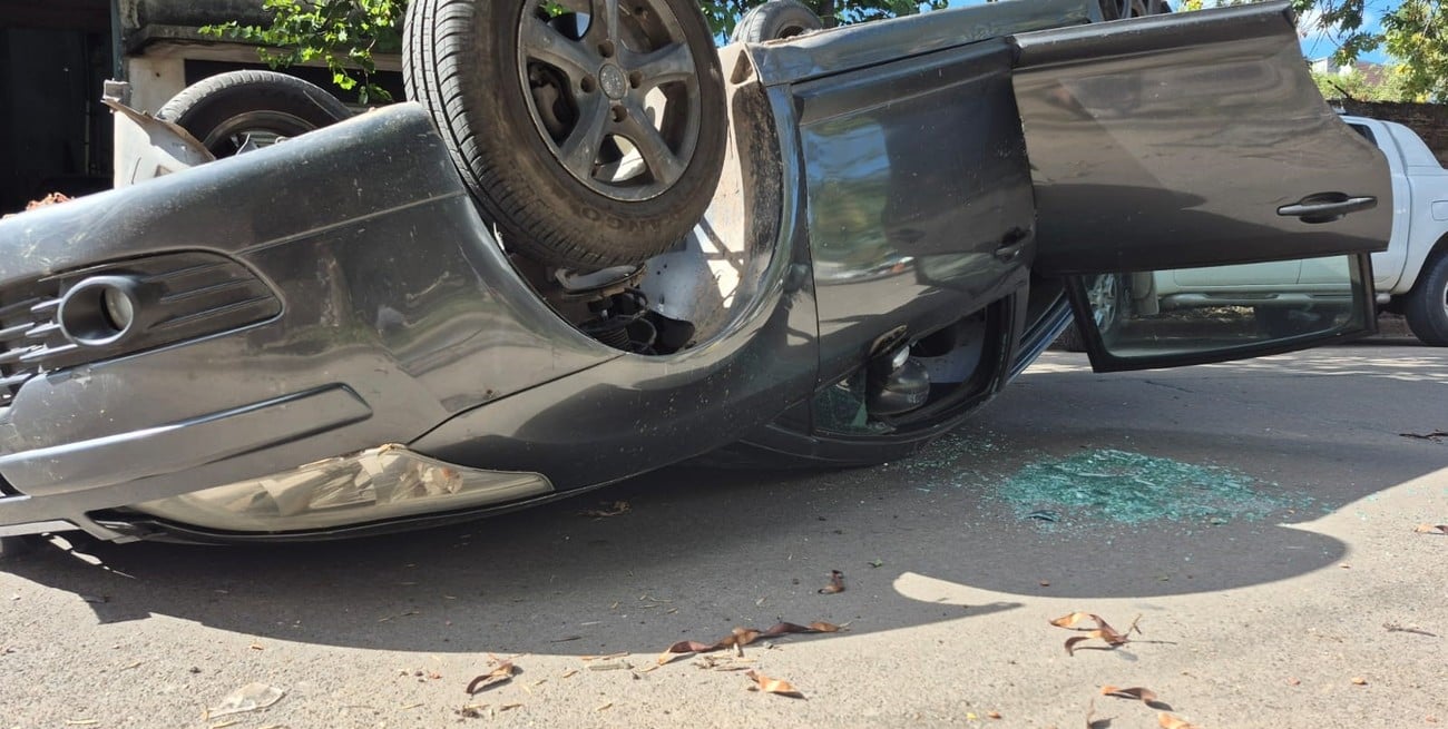 Barrio Candioti: chocó un árbol, volcó el auto y salió ileso