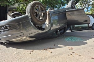 Choque y vuelco en barrio Candioti.