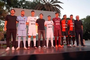 Alonso, Colotto, Medrán y los jugadores con los nuevos diseños. Foto: Fernando Nicola.
