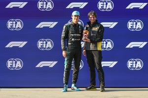 El piloto británico de la escudería Mercedes, George Russell (i), festeja al término de la clasificación para el esprint del Gran Premio de China de Fórmula Uno, en el Circuito Internacional de Shanghai, en Shanghai, China, el 13 de marzo de 2026. Xinhua/Qian Jun