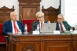 El jurista español Manuel Atienza (centro).