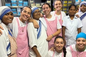De izq. A der., segunda, Paz Mina con su delantal rosado, junto a un grupo de voluntarias y hermanas Misioneras de la Caridad. Foto: Gentileza UCSF.