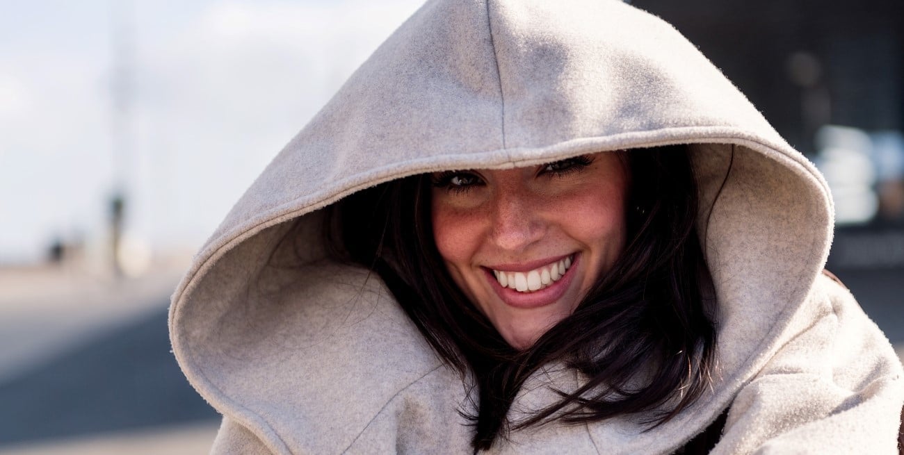 El error al usar la capucha del abrigo que reduce su protección