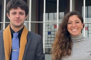 La senadora Sofía Galnares junto a Poleri, intendente de Teodelina.