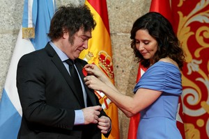 Javier Milei junto a Isabel Diaz Ayuso en Madrid el 21 de junio de 2024. Crédito: REUTERS/Violeta Santos Moura