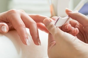 La manicura italiana resalta la belleza natural de cada uña.