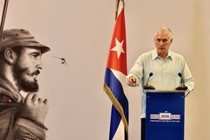 Las conversaciones entre Cuba y EE.UU. buscan desescalar tensiones mientras la isla enfrenta una crisis energética que ha generado protestas y apagones.