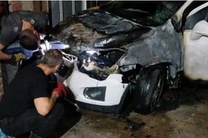 La Chevrolet Trucker incendiada en barrio Abasto. Foto: Gentileza