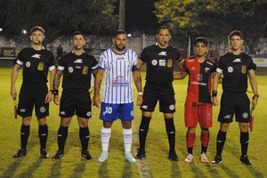 En Paraná. Capitanes y la cuaterna arbitral. Gentileza.