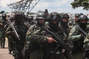 Miembros de las fuerzas de seguridad bolivianas llegan a la base del Grupo Operativo "Diablos Rojos" de la Tercera Brigada Aérea para continuar las operaciones tras la detención del presunto capo de la droga uruguayo Sebastián Marset, uno de los fugitivos más buscados por la DEA estadounidense, en Santa Cruz de la Sierra, Bolivia, este viernes 13 de marzo de 2026. Foto: REUTERS / Ipa Ibáñez.