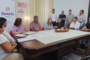 El programa "Tu casa, tuya" del Gobierno Provincial constituye un nuevo mecanismo para que las familias que habitan viviendas en terrenos municipales puedan acceder a la escritura de su hogar.