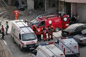 Equipos de rescate en un edificio bombardeado en Sidón este viernes.