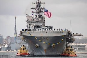 El buque USS Tripoli, que estaba en Japón, se dirige ya hacia Medio Oriente.
