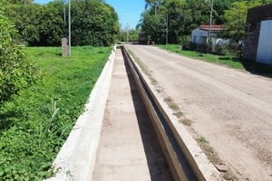 El proyecto contempló la ejecución de 400 metros de revestimiento de drenaje sobre calle Uruguay, junto con las correspondientes losas de circulación y accesos vehiculares domiciliarios.