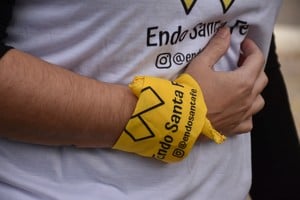 Las organizadoras invitan a participar con ropa o accesorios amarillos que simbolizan la causa.