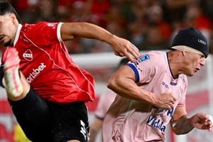 Marcelo Estigarribia y un vendaje que le duró poco en el partido con Independiente, luego del corte con Solari y una herida que recibió varios puntos de sutura. Es duda para este domingo.